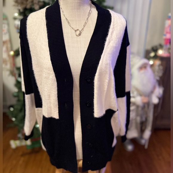 ☃️BOGO50%☃️ 🆕🖤EESOME: Large Checkered Woven Button Front Cardigan SIZE S/M - Picture 3 of 14